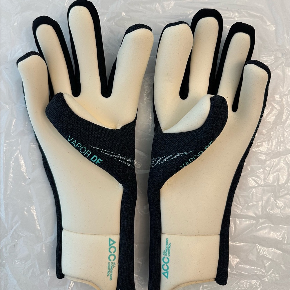 Nike Goalkeeper Goalie Gloves